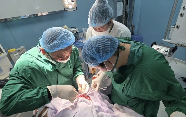 Ê-kíp bác sĩ tại Côn Đảo cứu sống ngư dân đa chấn thương nguy kịch- Ảnh 1.