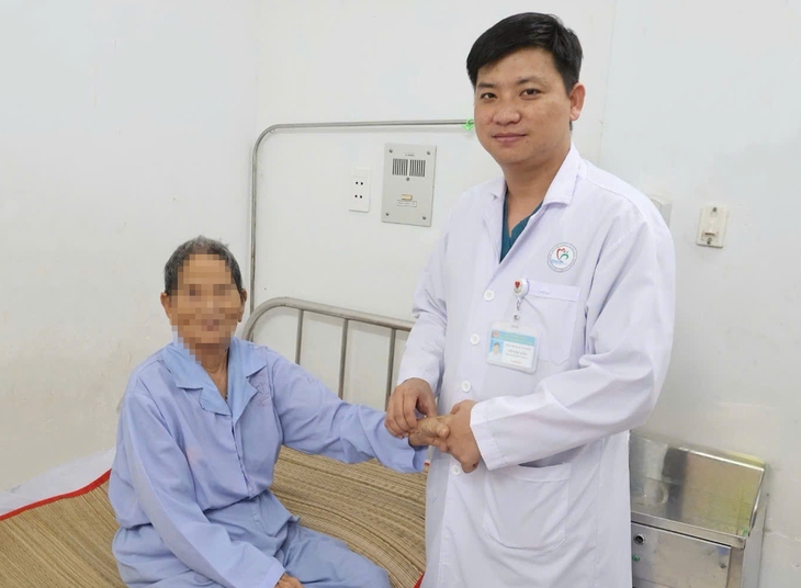 Cứu sống cánh tay của cụ bà 93 tuổi bị tắc động mạch cấp- Ảnh 1. Cứu sống cánh tay của cụ bà 93 tuổi bị tắc động mạch cấp- Ảnh 1.