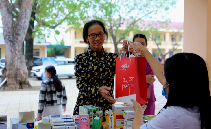 Thứ trưởng Bộ Y tế tham dự chương trình khám bệnh và tặng quà tại Nghệ An- Ảnh 22.