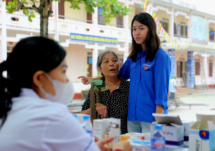 Thứ trưởng Bộ Y tế tham dự chương trình khám bệnh và tặng quà tại Nghệ An- Ảnh 13.