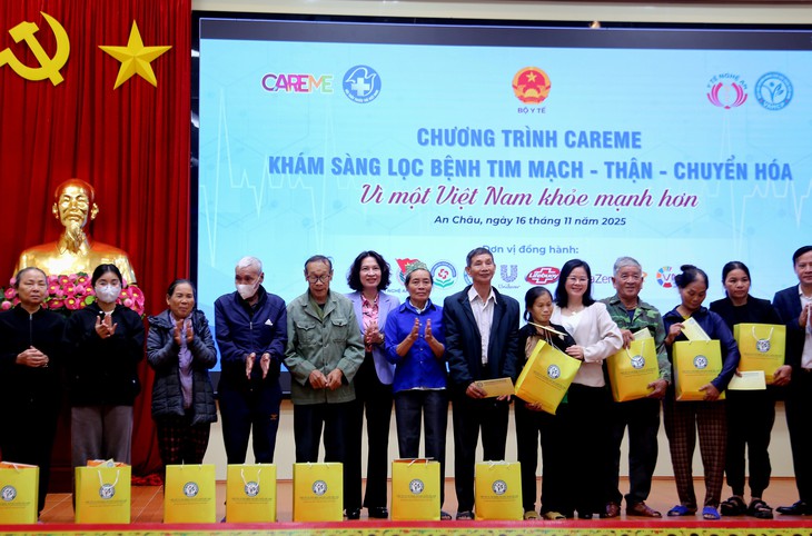 Thứ trưởng Bộ Y tế tham dự chương trình khám bệnh và tặng quà tại Nghệ An- Ảnh 6.