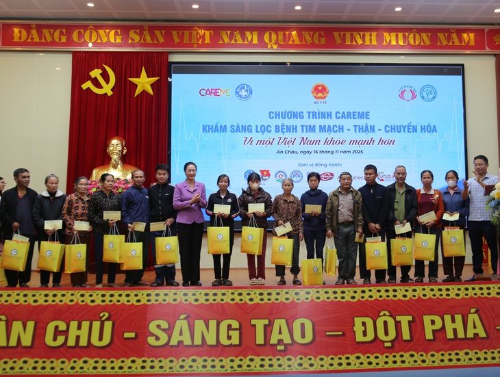 Thứ trưởng Bộ Y tế tham dự chương trình khám bệnh và tặng quà tại Nghệ An- Ảnh 7.