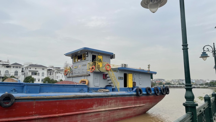 Hải Phòng: Sà lan đâm gãy nhiều cột đèn đường trên sông Tam Bạc- Ảnh 5. Hải Phòng: Sà lan đâm gãy nhiều cột đèn đường trên sông Tam Bạc- Ảnh 5.