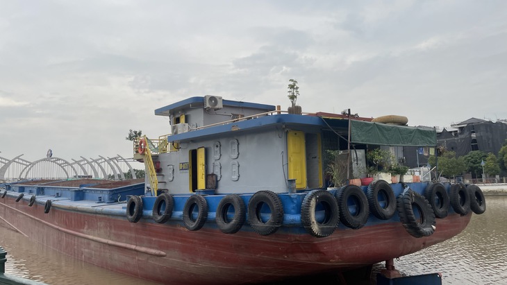 Hải Phòng: Sà lan đâm gãy nhiều cột đèn đường trên sông Tam Bạc- Ảnh 2. Hải Phòng: Sà lan đâm gãy nhiều cột đèn đường trên sông Tam Bạc- Ảnh 2.