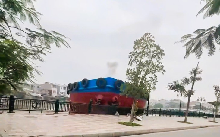 Sà lan mắc kẹt dưới cầu đường sắt ở Quảng Trị- Ảnh 3.