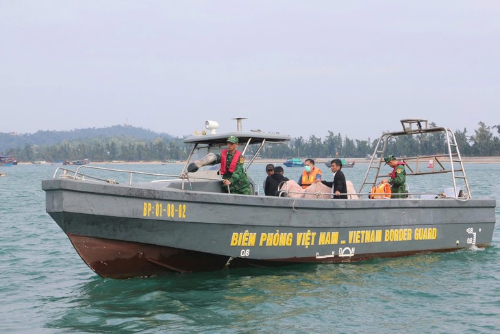 Vượt sóng lớn giữa biển chuyển bệnh nhân đột quỵ vào đất liền cấp cứu- Ảnh 1.