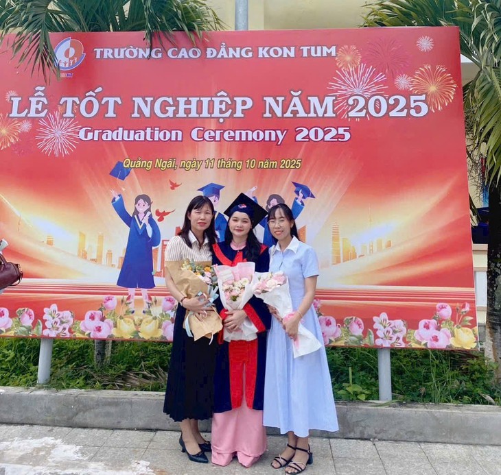 Hành trình đặc biệt của em bé mồ côi vươn lên thành cô giáo- Ảnh 1.