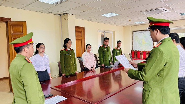 Khởi tố 4 người làm sai thiết kế lan can đá bờ sông Hồng sau bão Yagi- Ảnh 2. Khởi tố 4 người làm sai thiết kế lan can đá bờ sông Hồng sau bão Yagi- Ảnh 2.