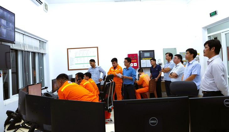 Lãnh đạo cùng nhiều cán bộ công nhân viên EVNNPT trắng đêm trực ứng phó với bão số 10- Ảnh 2.