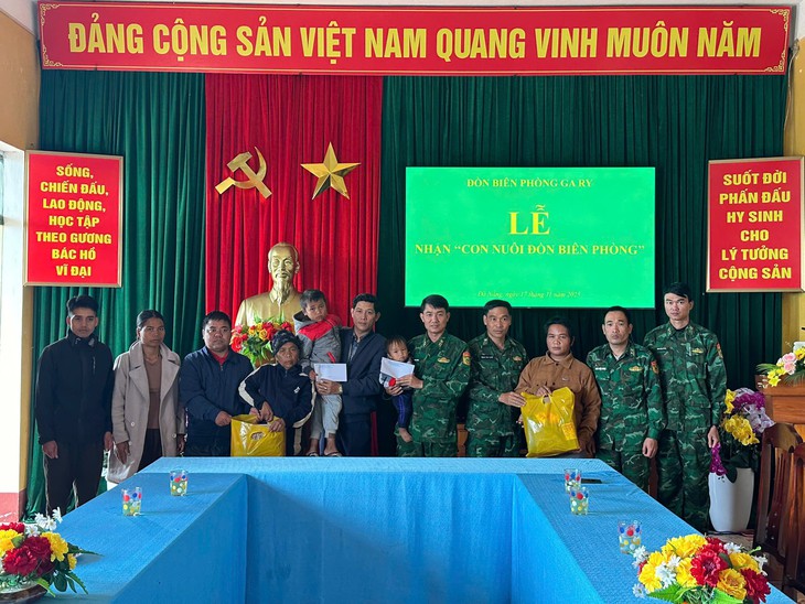 Đồn Biên phòng nhận đỡ đầu 2 bé có cha mẹ mất tích trong sạt lở đất- Ảnh 1.
