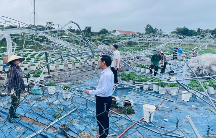 Nhận ra lốc xoáy thì mái tôn đã bay loảng xoảng- Ảnh 6.
