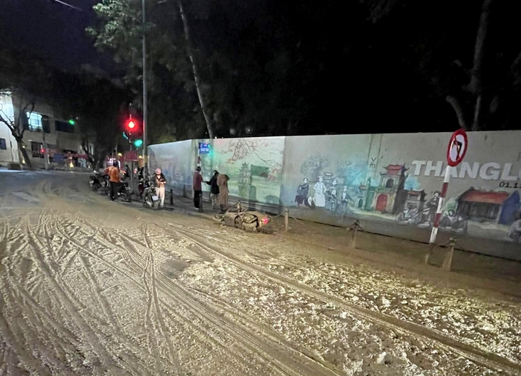 MRB Hà Nội bác bỏ tin đồn bùn nhão gây trơn trượt trên phố liên quan đến Metro khoan ngầm- Ảnh 1.