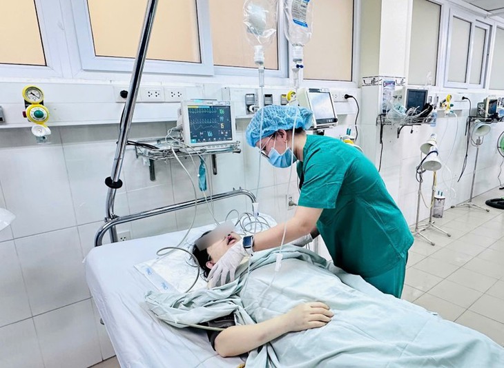 Trắng đêm cấp cứu, điều trị kịp thời cho nạn nhân trong vụ sạt lở đèo ở Khánh Hòa- Ảnh 2.