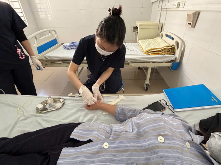 Tưởng có 'sâu bò', người phụ nữ tự điều trị bằng thuốc lá, suýt nguy kịch- Ảnh 3. Tưởng có 'sâu bò', người phụ nữ tự điều trị bằng thuốc lá, suýt nguy kịch- Ảnh 3.