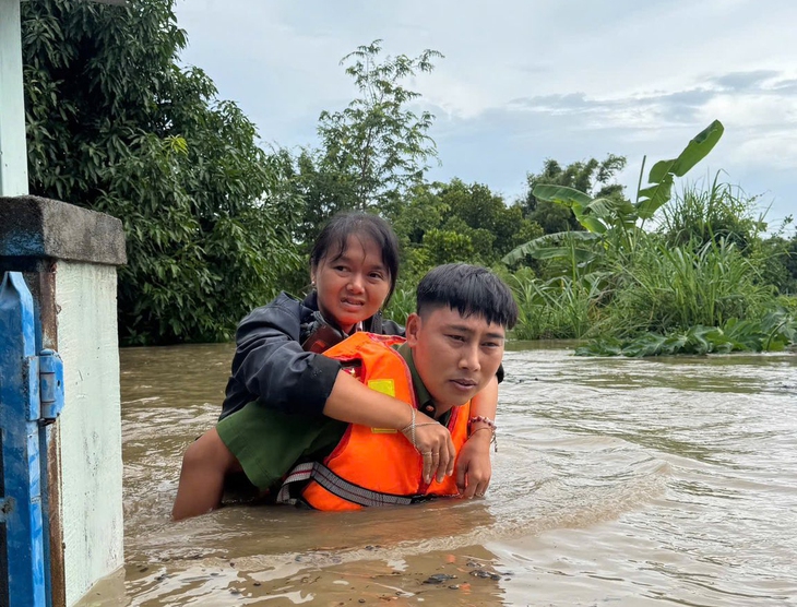 Công an, dân quân tự vệ dầm mình cõng dân thoát lũ- Ảnh 4.