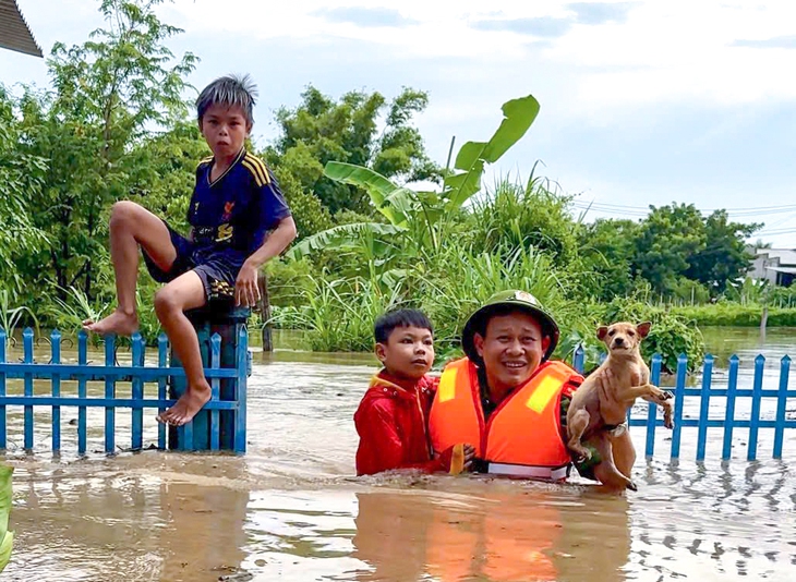 Công an, dân quân tự vệ dầm mình cõng dân thoát lũ- Ảnh 1.