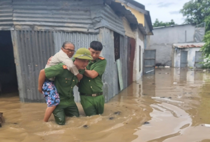 Công an, dân quân tự vệ dầm mình cõng dân thoát lũ- Ảnh 3.