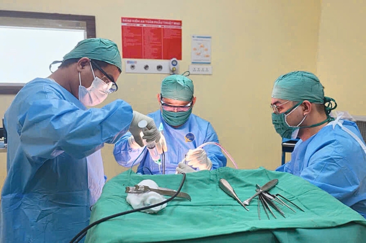 Tà áo dài cuốn vào bánh xe điện, nữ sinh 15 tuổi chấn thương sọ não- Ảnh 1.