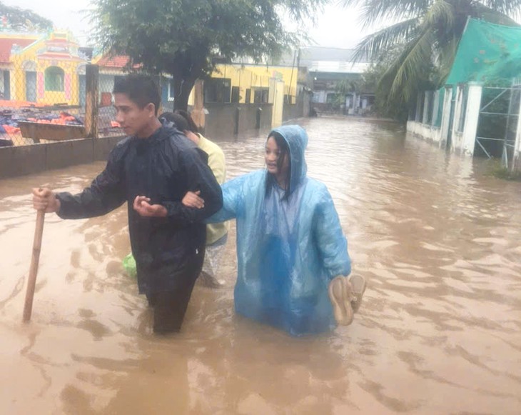 Khánh Hoà: Sạt lở trên đèo Ngoạn Mục khiến giao thông tê liệt- Ảnh 2.