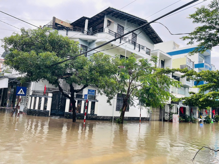 Nhiều nơi ở Khánh Hòa ngập sâu do mưa lớn- Ảnh 1.