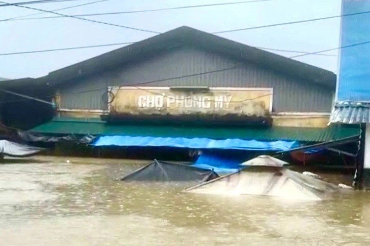 Đợt mưa lũ ở miền Trung có diện rất rộng và xảy ra trong bối cảnh cực kỳ nguy hiểm- Ảnh 2. Đợt mưa lũ ở miền Trung có diện rất rộng và xảy ra trong bối cảnh cực kỳ nguy hiểm- Ảnh 2.