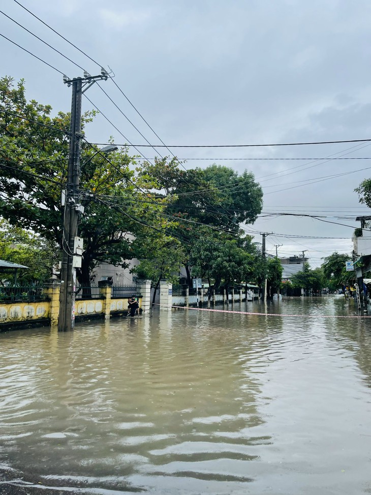 Nhiều nơi ở Khánh Hòa ngập sâu do mưa lớn- Ảnh 2.