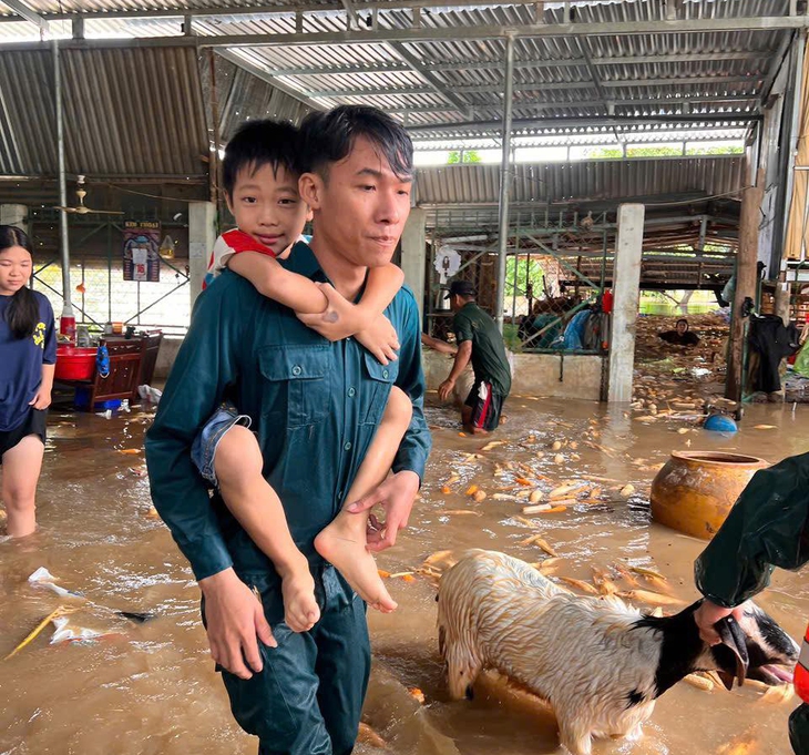 Công an, dân quân tự vệ dầm mình cõng dân thoát lũ- Ảnh 5.