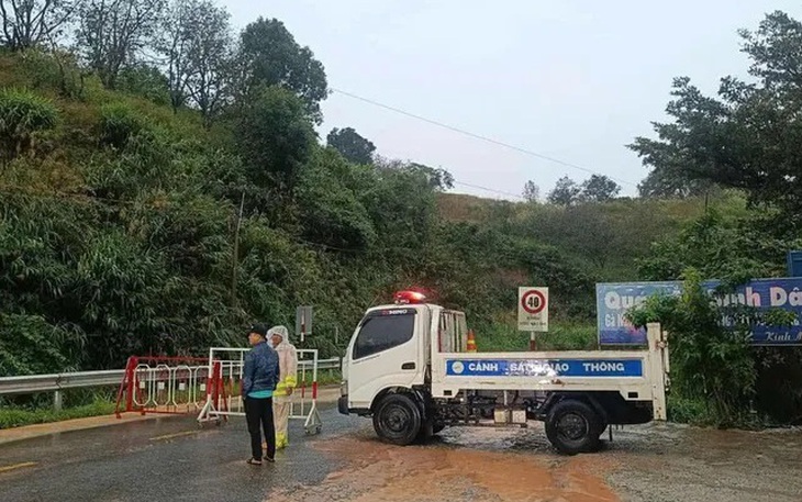 Khánh Hoà: Đèo Ngoạn Mục tiếp tục sạt lở, tiềm ẩn nguy cơ mất an toàn- Ảnh 1.