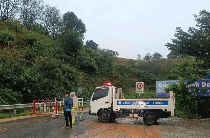 Khánh Hoà: Sạt lở trên đèo Ngoạn Mục khiến giao thông tê liệt- Ảnh 1.
