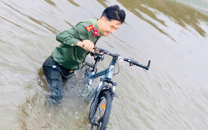 Trao Huy hiệu 'Tuổi trẻ dũng cảm' cho cô giáo cứu học sinh- Ảnh 2.