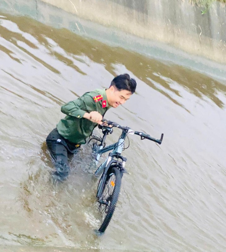 Cán bộ công an cứu học sinh lớp 5 bị gió quật ngã xuống kênh- Ảnh 1.