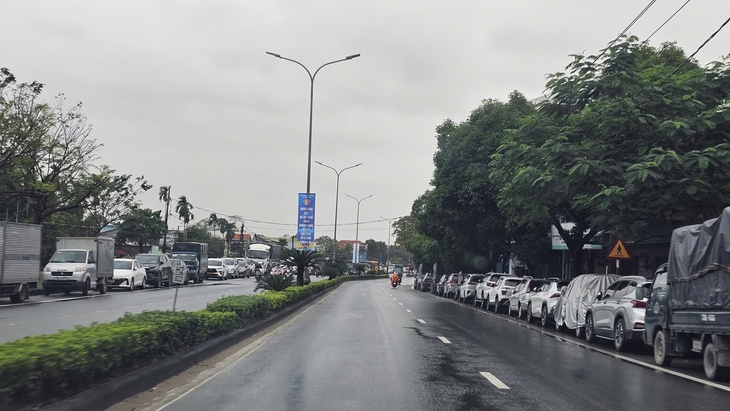 CSGT lý giải việc cương quyết xử lý hành vi đỗ xe trên cầu trong mưa lũ- Ảnh 1. CSGT lý giải việc cương quyết xử lý hành vi đỗ xe trên cầu trong mưa lũ- Ảnh 1.