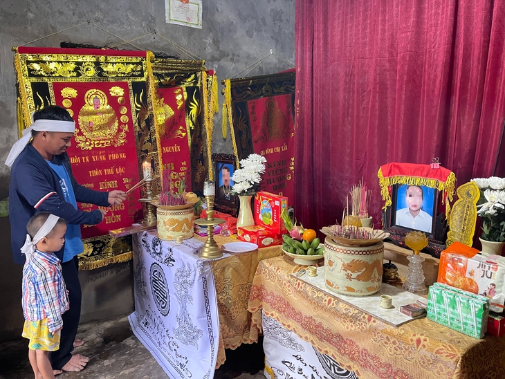 Xót xa đứa trẻ liên tiếp mất mẹ và bà, chỉ còn biết dựa vào người cậu tật nguyền, tâm trí bất ổn- Ảnh 4. Xót xa đứa trẻ liên tiếp mất mẹ và bà, chỉ còn biết dựa vào người cậu tật nguyền, tâm trí bất ổn- Ảnh 4.