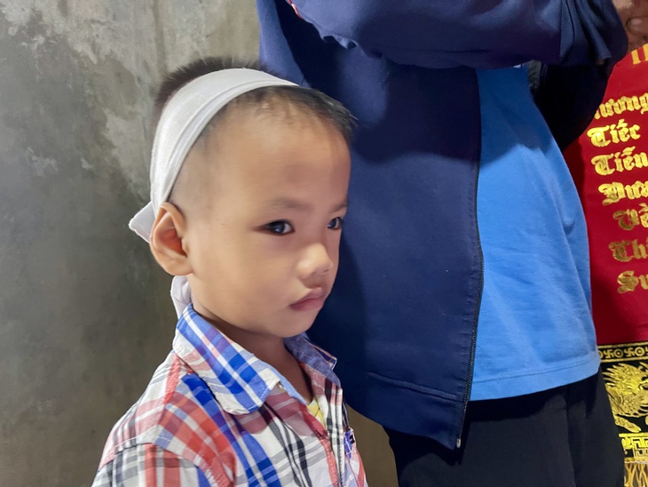 Xót xa đứa trẻ liên tiếp mất mẹ và bà, chỉ còn biết dựa vào người cậu tật nguyền, tâm trí bất ổn- Ảnh 2. Xót xa đứa trẻ liên tiếp mất mẹ và bà, chỉ còn biết dựa vào người cậu tật nguyền, tâm trí bất ổn- Ảnh 2.