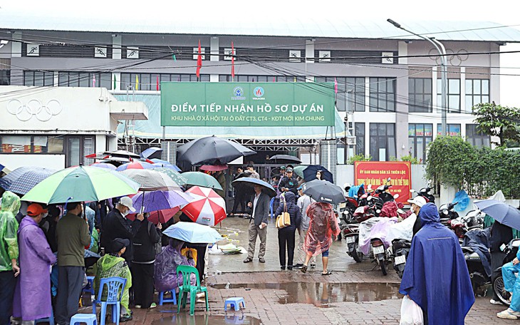 Người dân đội mưa xếp hàng để có một suất nhà ở xã hội Kim Chung