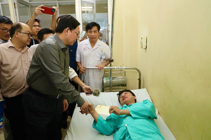 Phó Thủ tướng thăm nạn nhân vụ sạt lở đèo Khánh Lê, yêu cầu phương án nhanh nhất tìm kiếm người mất tích- Ảnh 1. Phó Thủ tướng thăm nạn nhân vụ sạt lở đèo Khánh Lê, yêu cầu phương án nhanh nhất tìm kiếm người mất tích- Ảnh 1.