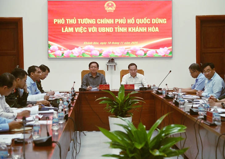 Phó Thủ tướng thăm nạn nhân vụ sạt lở đèo Khánh Lê, yêu cầu phương án nhanh nhất tìm kiếm người mất tích- Ảnh 2. Phó Thủ tướng thăm nạn nhân vụ sạt lở đèo Khánh Lê, yêu cầu phương án nhanh nhất tìm kiếm người mất tích- Ảnh 2.