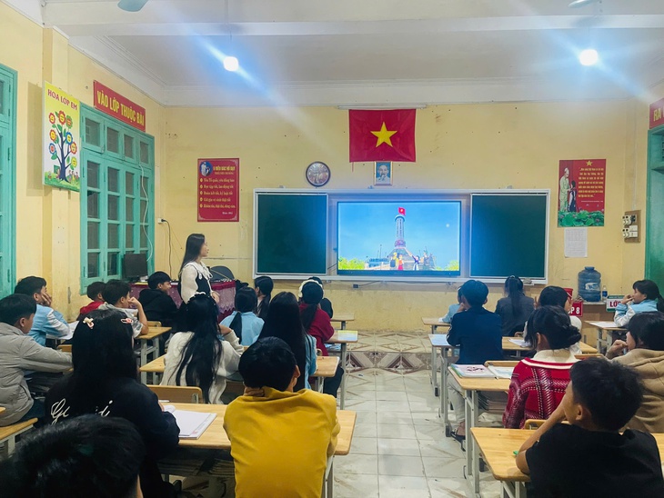 Từ cổng trường vùng cao, cô giáo trẻ ngăn những cuộc hôn nhân sớm- Ảnh 1. Từ cổng trường vùng cao, cô giáo trẻ ngăn những cuộc hôn nhân sớm- Ảnh 1.