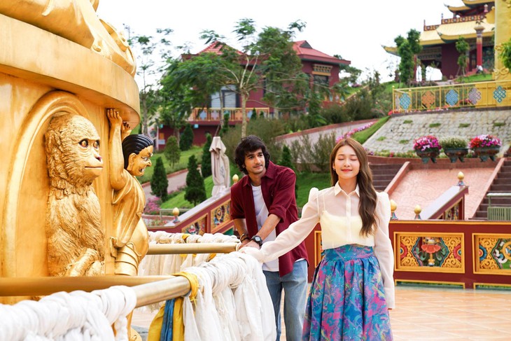 Khả Ngân và chuyện tình xuyên biên giới với nam tài tử Ấn Độ trong 'Vạn dặm yêu em'- Ảnh 5. Khả Ngân và chuyện tình xuyên biên giới với nam tài tử Ấn Độ trong 'Vạn dặm yêu em'- Ảnh 5.
