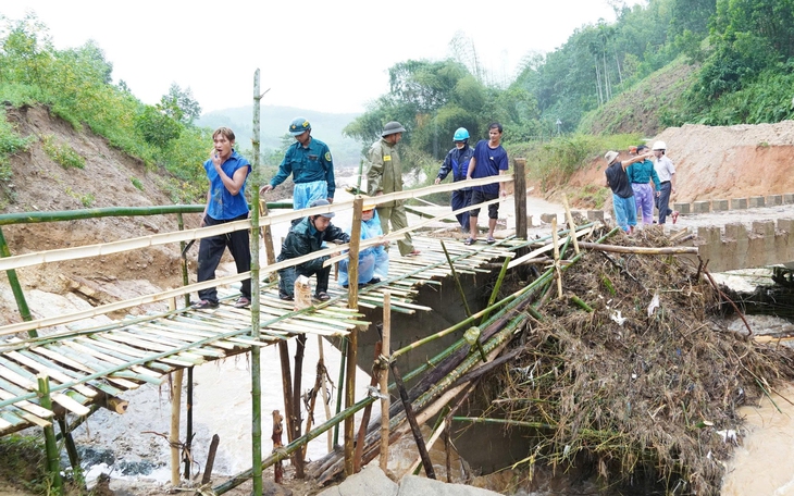 Nước lũ sông Đa Nhim cuồn cuộn cuốn trôi cầu treo dài 100m- Ảnh 2.