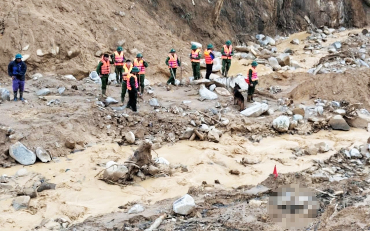 Phó Chủ tịch Quốc hội thăm, động viên gia đình nạn nhân vụ sạt lở ở Hùng Sơn- Ảnh 4.