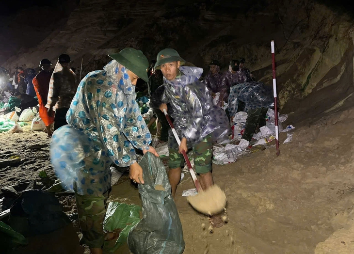 Đội mưa, xuyên đêm cứu kè An Lương trước nguy cơ tái sạt lở dữ dội- Ảnh 3. Đội mưa, xuyên đêm cứu kè An Lương trước nguy cơ tái sạt lở dữ dội- Ảnh 3.