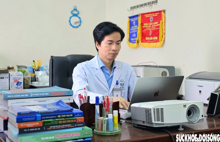 Giáo sư trẻ nhất ngành Y 2025: 'Kiến thức có thể thay đổi nhưng y đức phải luôn vẹn nguyên'- Ảnh 1. Giáo sư trẻ nhất ngành Y 2025: 'Kiến thức có thể thay đổi nhưng y đức phải luôn vẹn nguyên'- Ảnh 1.