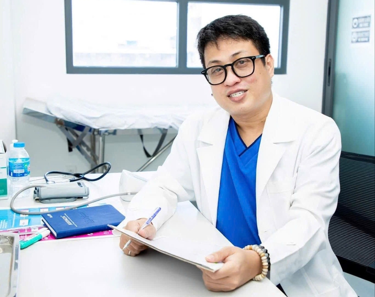 Bác sĩ sống chung với HIV hơn 15 năm và hành trình 'ngừng cho HIV quyền phá hỏng cuộc đời mình'- Ảnh 1.