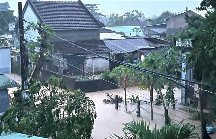 Đắk Lắk: Di dời hàng trăm hộ dân trong đêm khỏi vùng ngập lụt- Ảnh 2.