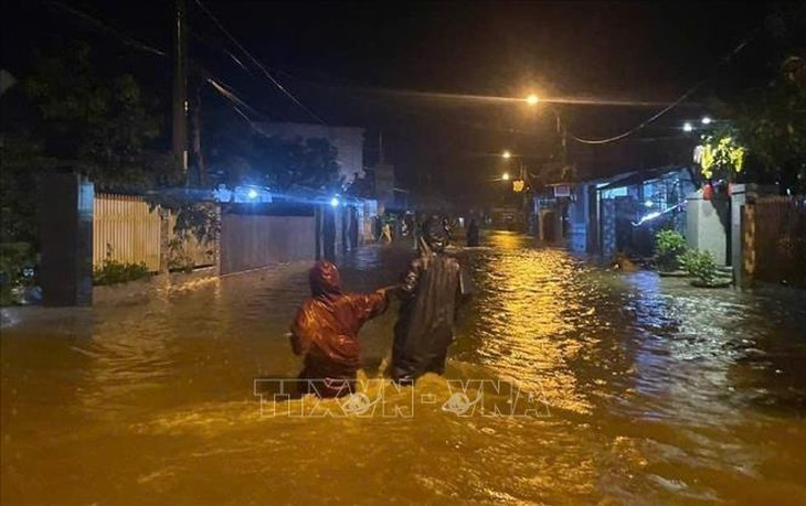Đắk Lắk: Di dời hàng trăm hộ dân trong đêm khỏi vùng ngập lụt- Ảnh 3.