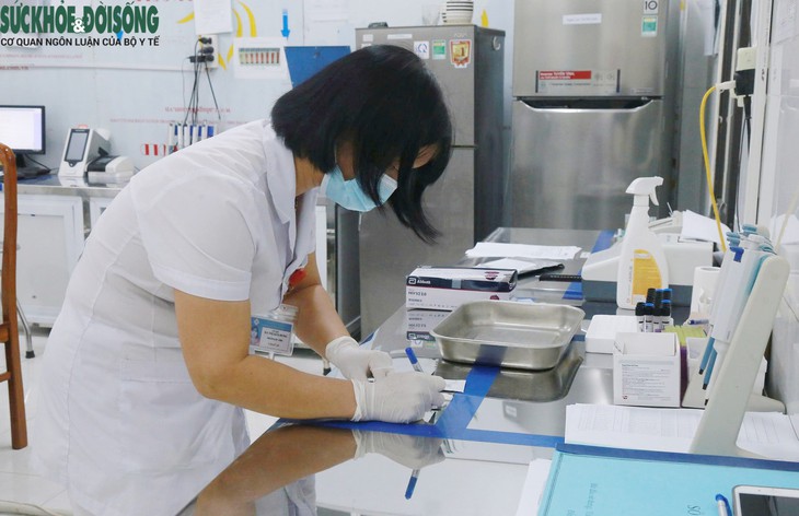 Chuyện người bác sĩ 3 lần phơi nhiễm HIV vẫn bám trụ tuyến đầu ở Thái Nguyên- Ảnh 3.