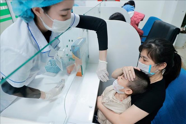 Số ca mắc cúm A gia tăng, người dân chủ động áp dụng các biện pháp phòng bệnh- Ảnh 2. Số ca mắc cúm A gia tăng, người dân chủ động áp dụng các biện pháp phòng bệnh- Ảnh 2.