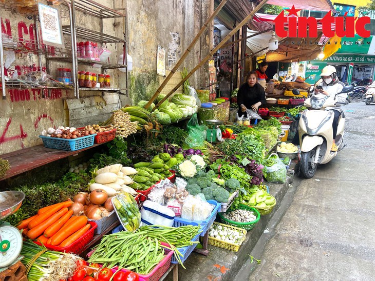 Giá rau xanh ở Hà Nội tăng 'chóng mặt'- Ảnh 1.