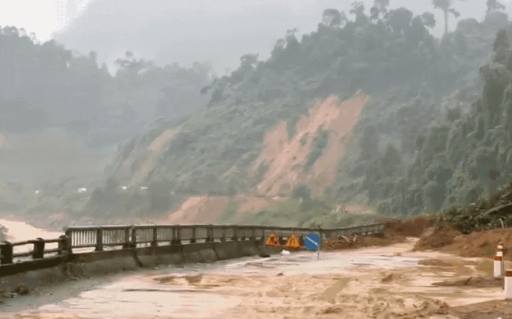 Sạt lở lớn trên đường Hồ Chí Minh, yêu cầu các tài xế chuyển hướng